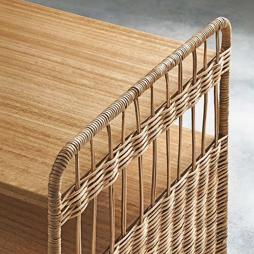 ratán tejido a mano sobre banco de madera; material natural de alta calidad.