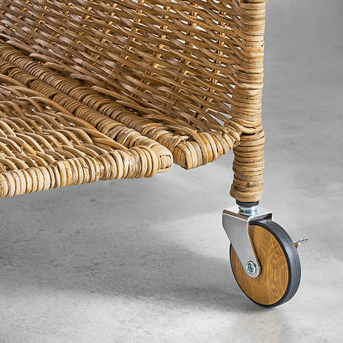 Muebles de almacenamiento de ratán tejidos a mano con ruedas y ruedas metálicas, que muestran artesanía y calidad.