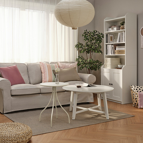 Acogedora sala de estar con mesa auxiliar TÅNEBRO. Sofá pequeño, redondo, de acero con recubrimiento en polvo, casi gris, con taza de café.