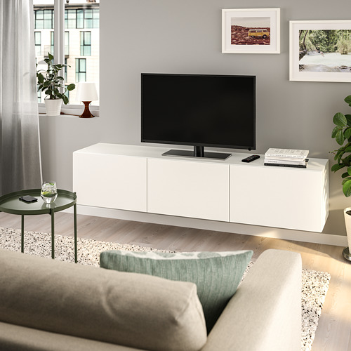 Sala de estar moderna con banco de tv BESTÅ, mesa de bebidas y plantas.