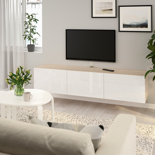 Sala de estar moderna con mueble de televisión BESTÅ, sofá y plantas.