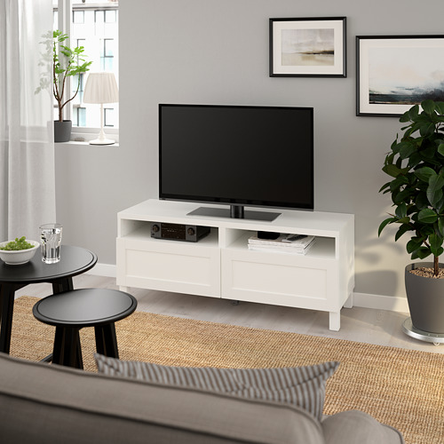 Sala de estar moderna con mueble de TV BESTÅ y decoración.