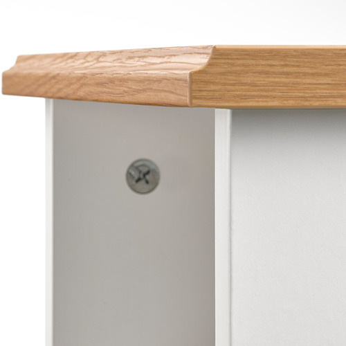 Primer plano del borde de la mesa SKRUVBY: roble liso, diseño elegante.