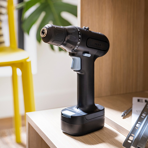 Taladro TRIXIG negro con luz led en estante.