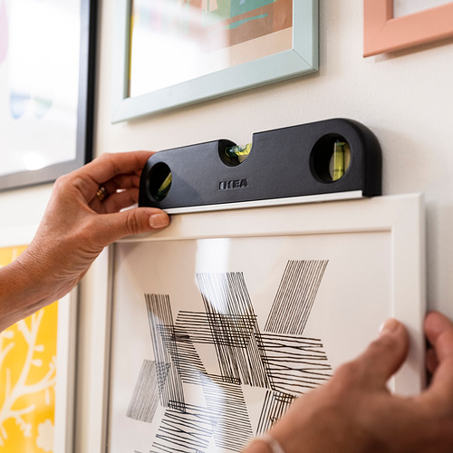 Las manecillas utilizan un nivel de burbuja magnético para garantizar la colocación recta de las obras de arte enmarcadas en la pared.