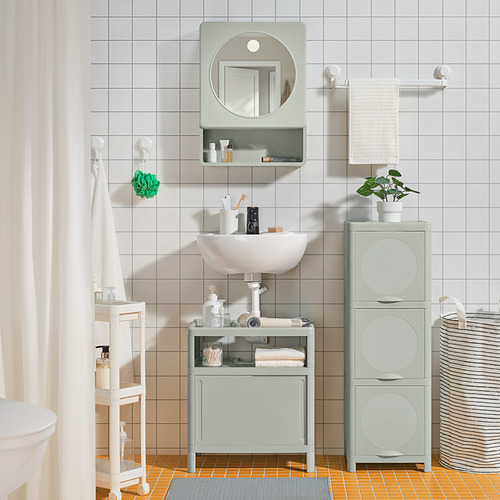 Baño moderno con tocador gris claro IVÖSJÖN, espejo redondo, lavabo blanco, puertas corredizas, estantes pequeños y planta en maceta.