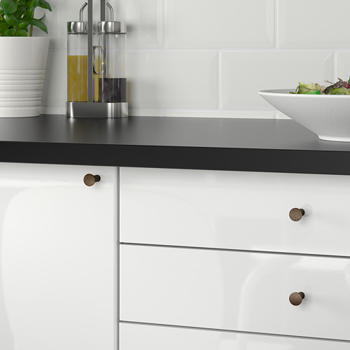 Pequeñas perillas redondas de bronce NYDALA en elegantes cajones de cocina blancos, realzando el estilo del gabinete, contrastando el diseño minimalista.