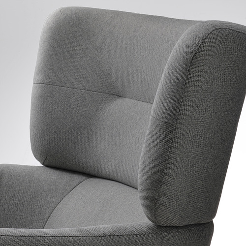 Primer plano de una silla tapizada gris en el respaldo y los lados, con tela y costuras de calidad.