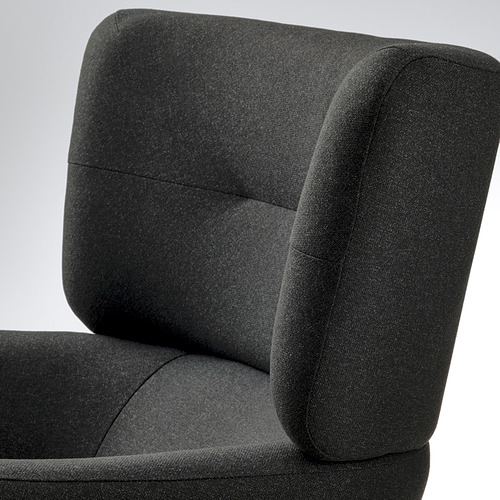Primer plano de la silla tapizada en color negro, con tejido de calidad y respaldo acolchado.