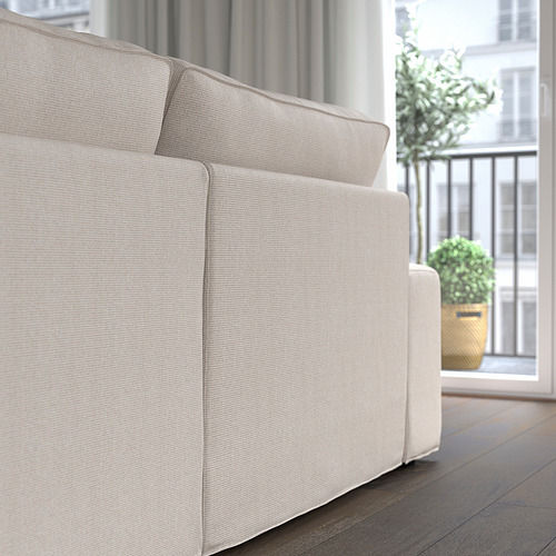 Un sofá KIVIK beige con reposabrazos extraíbles, que garantiza comodidad y versatilidad.