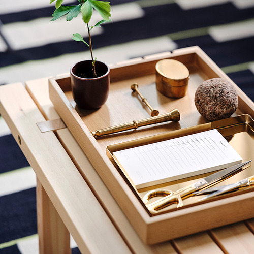 Bandeja STOCKHOLM 2025 con tijeras doradas, cuaderno, planta y vela. Madera de roble, rectangular, diseño escandinavo minimalista.