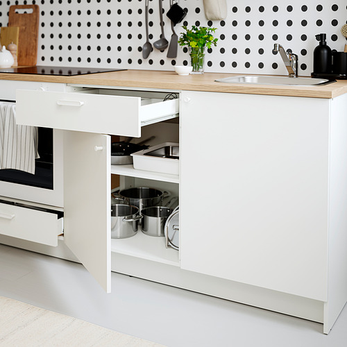 Mueble de cocina con cajón abierto que muestra ollas y sartenes organizadas, destacando el almacenamiento accesible.