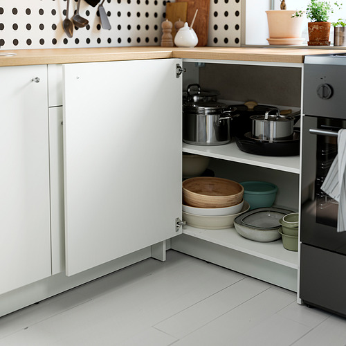 Gabinete de cocina moderno con puerta abierta que revela ollas, sartenes y platos organizados en los estantes.