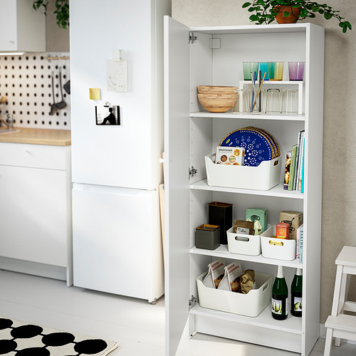 Estantería blanca con estantes ajustables en su interior, para guardar vasos, cuencos, libros y cajas de forma organizada.