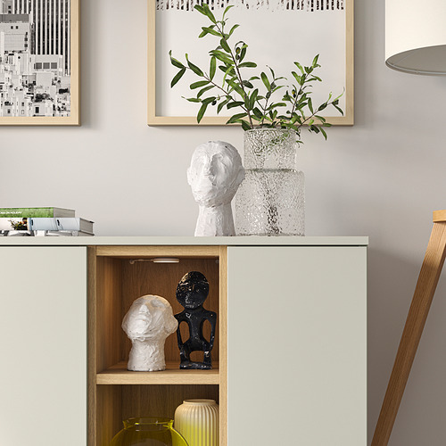 Moderno armario blanco con almacenamiento abierto y cerrado, expositores, abridores a presión, estantes ajustables, gestión de cables
