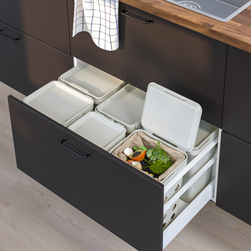 Moderno cajón de cocina con cubos de reciclaje HÅLLBAR: un residuo verde abierto. Plástico reciclado apilable.