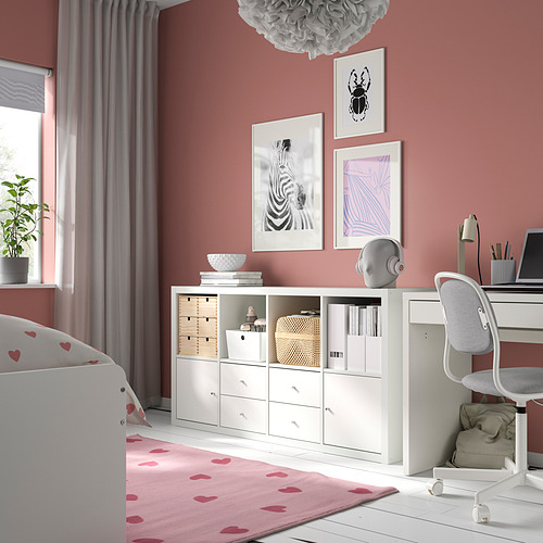 Almacenaje IKEA KALLAX blanco en dormitorio, horizontal con cajones y espacios abiertos, rodeado de decoración.