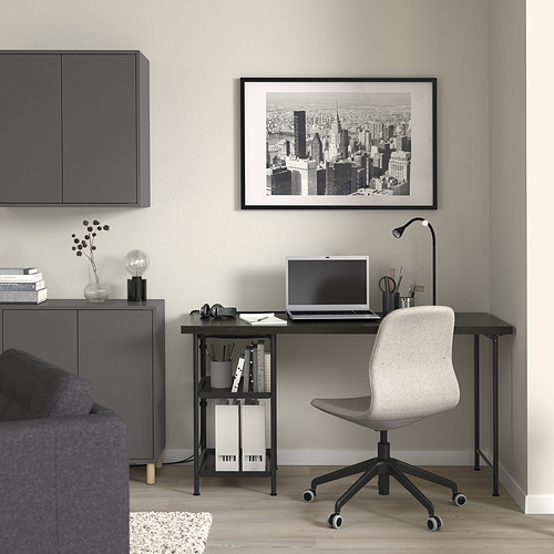 Moderna oficina en casa con escritorio SPÄND, silla gris, paisaje urbano, portátil y sofá.