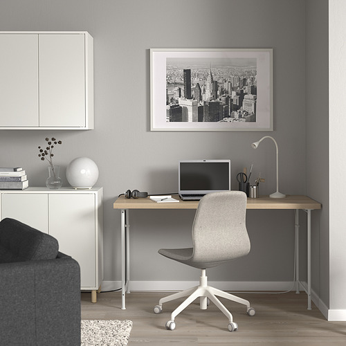 Oficina en casa moderna: escritorio LAGKAPTEN, silla negra, estampado del horizonte de Nueva York, decoración minimalista.