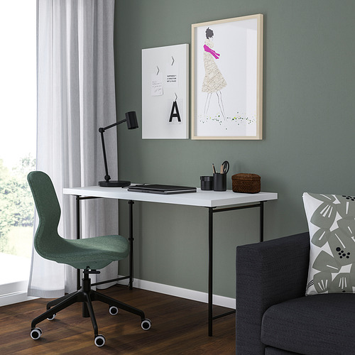 Configuración de oficina en casa con escritorio LAGKAPTEN blanco, silla verde, lámpara negra, decoración minimalista, sofá gris.