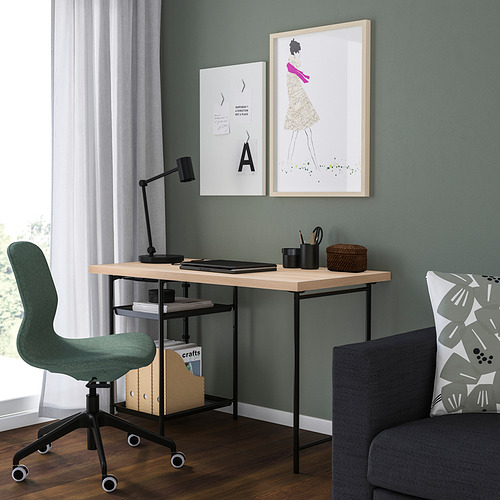 Moderna oficina en casa verde con escritorio LAGKAPTEN, silla verde, sofá gris, arte, lámpara y almacenamiento.