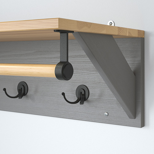 Moderno perchero de pared con diseño de madera y metal, que ofrece tres ganchos y un estante.