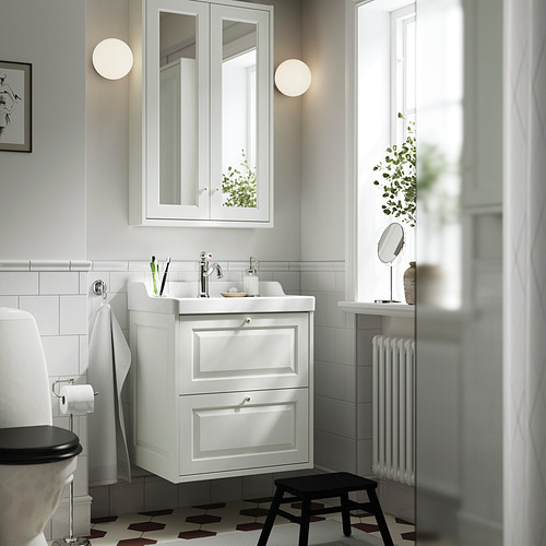 Baño moderno con lavabo RUTSJÖN, suelo a cuadros, espejo, taburete, cortina de ducha, radiador, plantas.