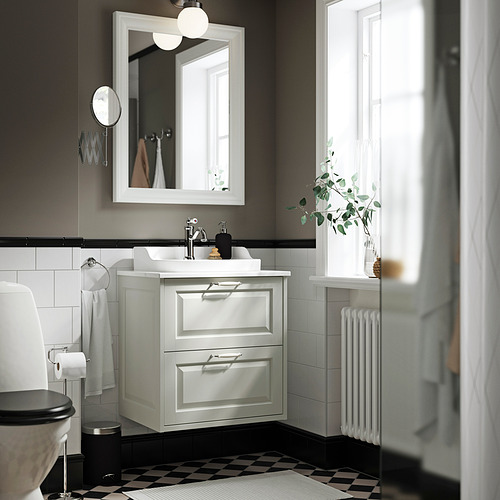 Baño moderno con lavabo RUTSJÖN, espejo, radiador y suelo a cuadros.