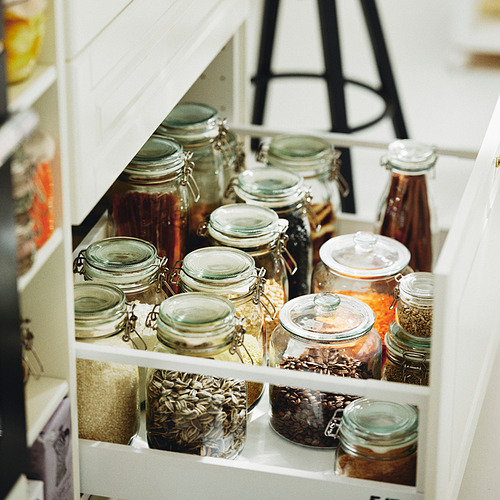 Tarros de cristal con tapa en cajón, perfectos para almacenar alimentos y mantener el contenido fresco.