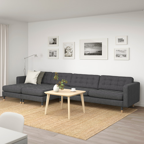 Sala de estar moderna con sofá LANDSKRONA, mesa de centro y galería de pared.