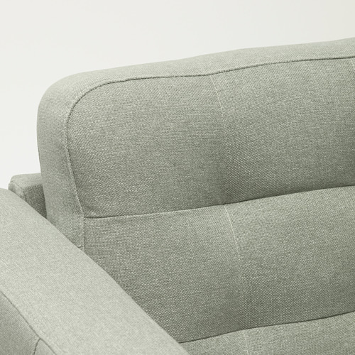 Primer plano del reposabrazos de un sofá moderno, con un tejido suave y de alta calidad y un diseño elegante.
