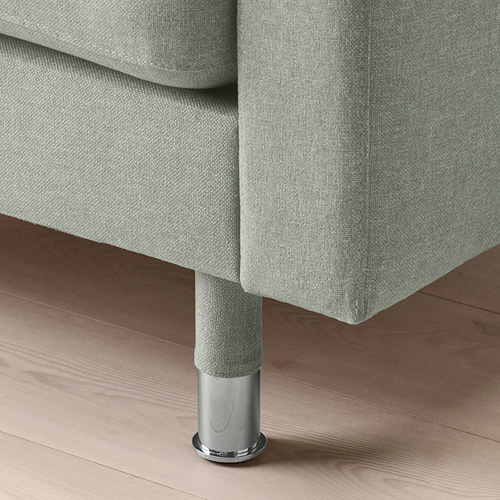 Sofá moderno con elegantes patas cromadas, que ofrece comodidad y estilo. Tapizado en suave tela gris claro.