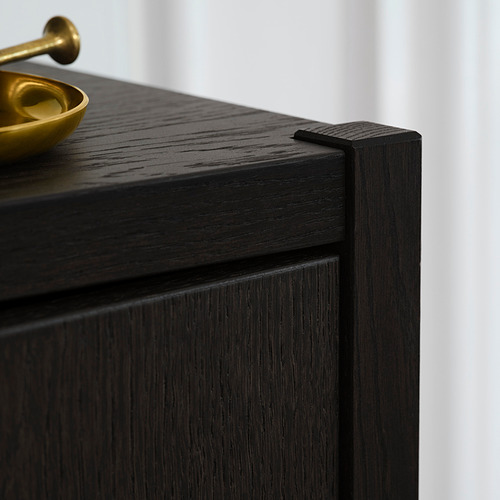 Detalle del armario STOCKHOLM 2025 negro: elegante acabado en madera oscura y construcción duradera.