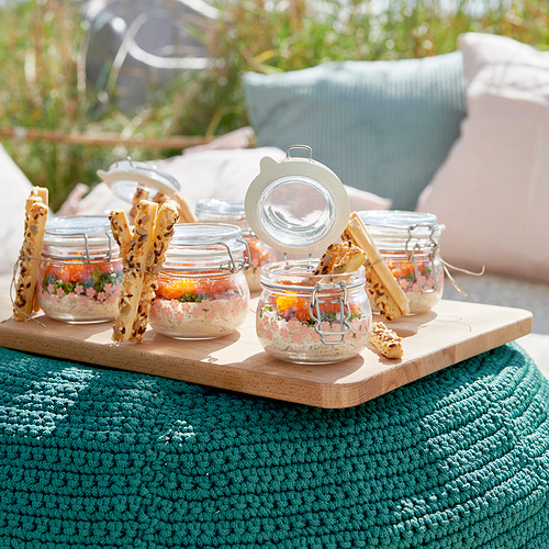 Pequeños frascos de vidrio en bandeja de madera, sellados, que contienen bocadillos y salsas. Ideal para hacer un picnic o cenar al aire libre, con el sello hermético de KORKEN.
