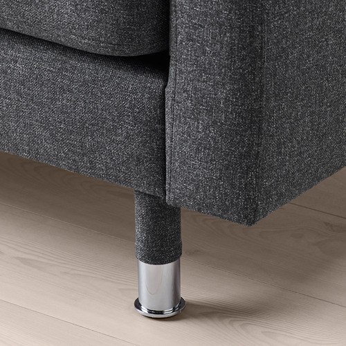 Sofá de tela oscura con patas cromadas, con artesanía de calidad y un cómodo acolchado.