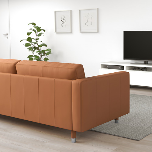 Sala de estar moderna con sofá marrón IKEA LANDSKRONA de 2 plazas, cuero y tela, tv, planta, arte.