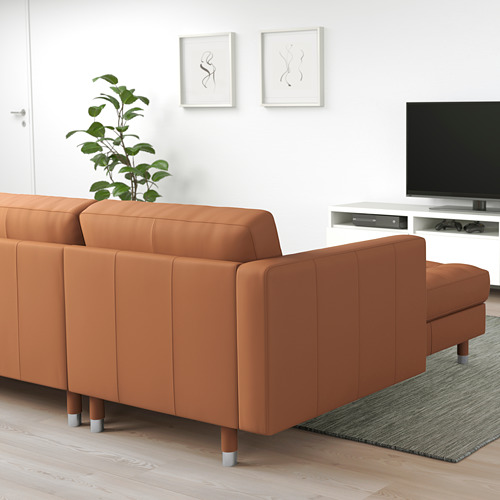 Sofá modular LANDSKRONA naranja en sala de estar con tv y planta.