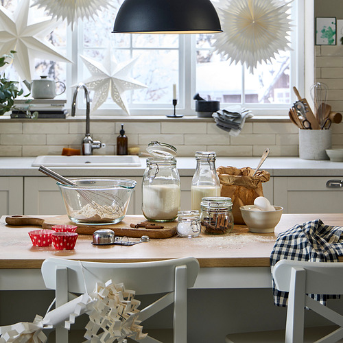 Encimera de cocina moderna con tarros KORKEN para hornear, con ingredientes, utensilios y decoraciones festivas.