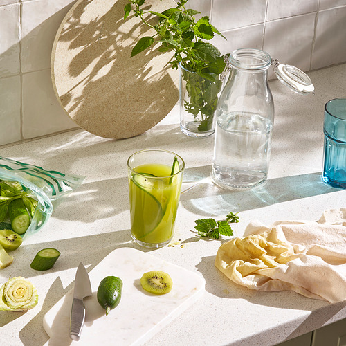 Encimera de cocina con tarros KORKEN, agua de menta, zumo, kiwi, preparación de lima.