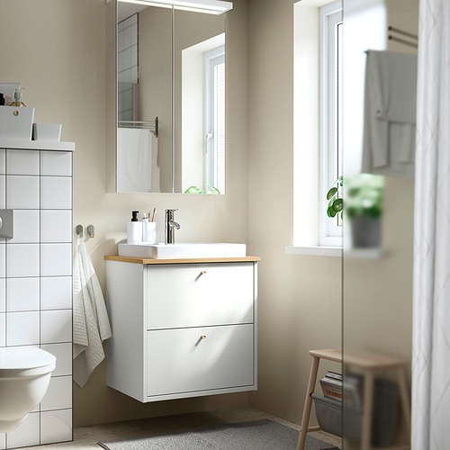 Baño moderno con mueble LETTAN, puerta con espejo, encima del lavabo, debajo de la ventana, ahorrando espacio.