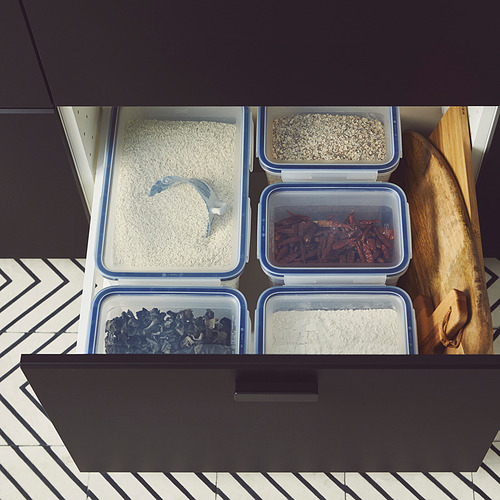 Los contenedores IKEA 365+ almacenan alimentos: arroz, cereales, productos secos. Las tapas con cierre a presión sellan la frescura. Apilable, transparente.