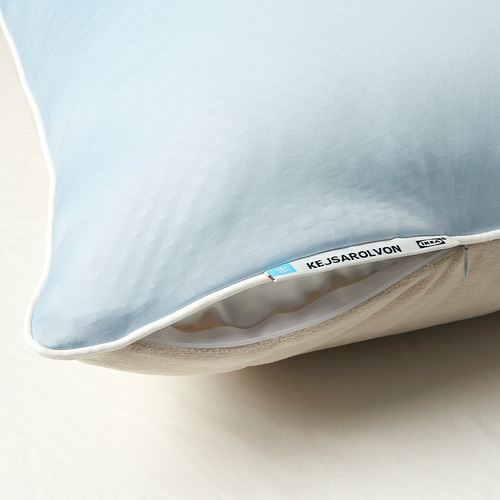 Protector de almohada azul claro con cremallera blanca, tejido de calidad y costuras. Marca Ikea visible.
