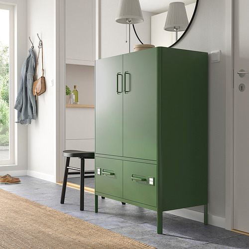 Armario verde IDÅSEN, diseño alto moderno, dos puertas, dos cajones, taburete negro, abrigos en ganchos, amplio espacio, luz natural.