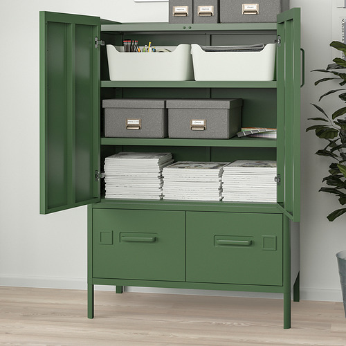 Gabinete de almacenamiento de metal verde con estantes ajustables, con caja gris, contenedores blancos de papelería y pilas de papel.
