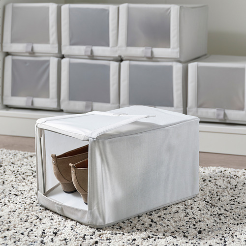 Caja de zapatos transparente con 2 pares de zapatos en el interior, apertura frontal, parte de la serie apilable HEMMAFIXARE para un almacenamiento organizado.