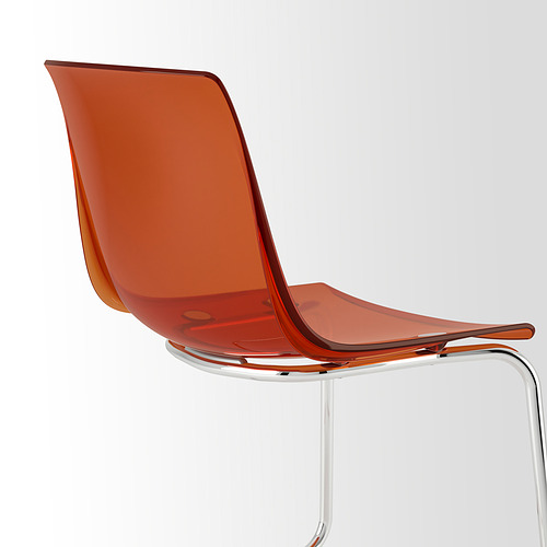 Silla moderna de color naranja con asiento transparente y patas metálicas curvadas, que exuda un diseño elegante.