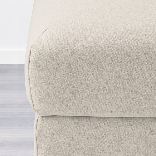 Primer plano de la esquina del sofá VIMLE, que muestra una tela afelpada de color crema. Se siente suave, cómodo y duradero.