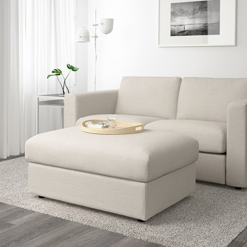 Sala de estar moderna con sofá VIMLE beige y reposapiés; Reposapiés Un compartimento de almacenamiento y sirve como asiento adicional o una otomana.