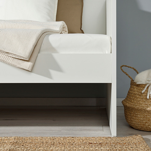 Moderno sofá cama blanco con líneas limpias y almacenamiento debajo de la cama; Ideal para ahorrar espacio y un uso versátil.