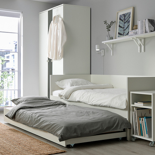 Dormitorio moderno con sofá cama convertible y almacenamiento nido.